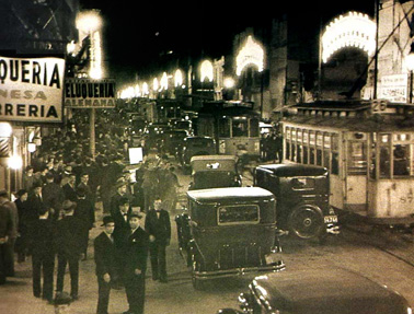 1937. 12 de octubre. Avenida Corrientes iluminada y concurrida